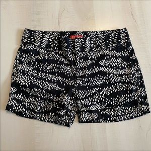 Elle shorts Chino style black/ white design